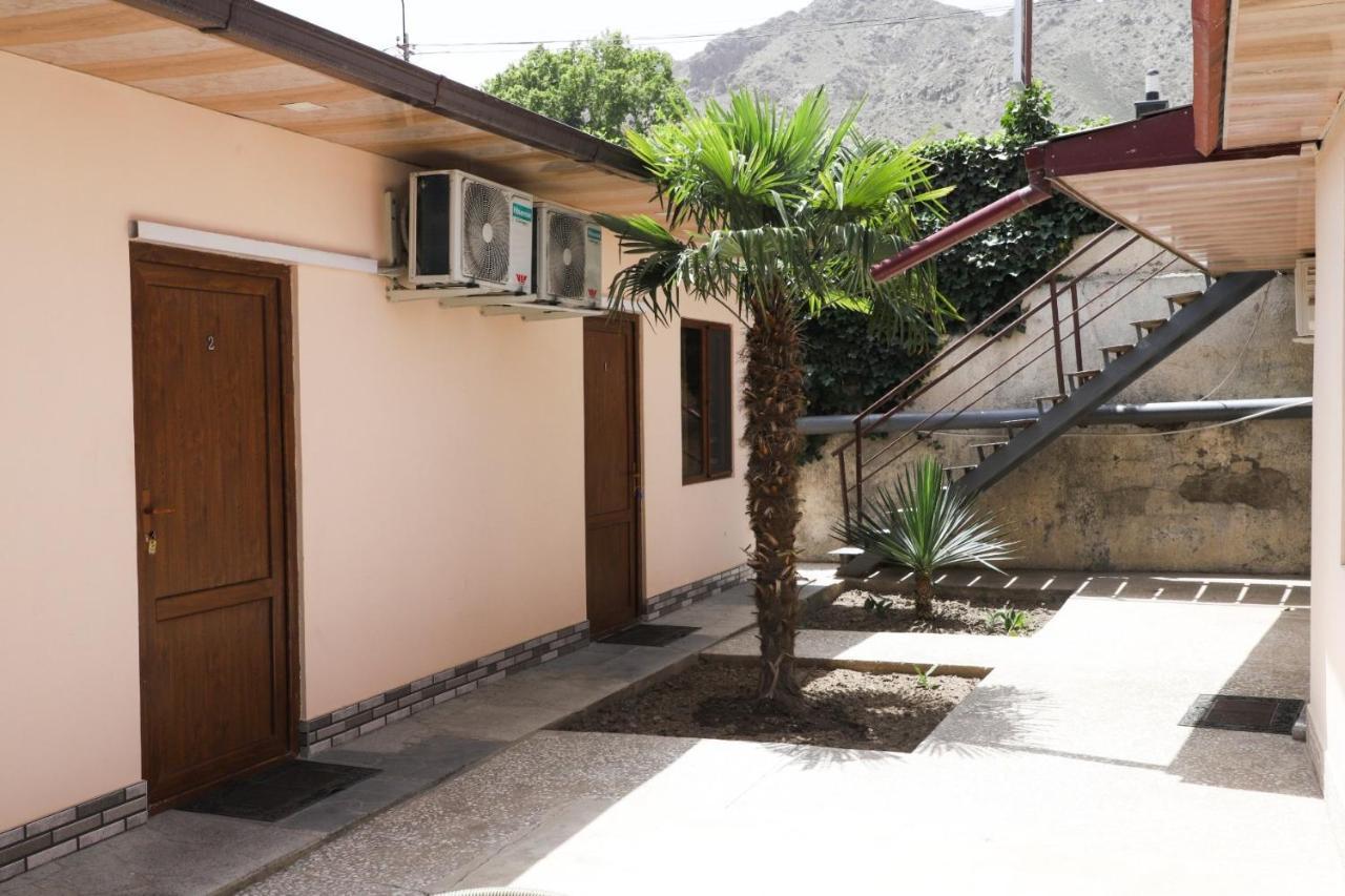 Hotel Naberejni Meghri Exteriér fotografie