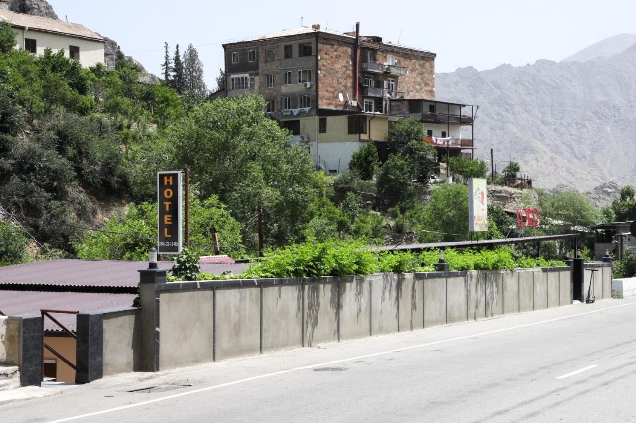 Hotel Naberejni Meghri Exteriér fotografie
